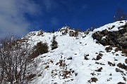 39 Ultimo ripido strappo per la croce del Monte Castello